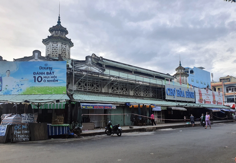 Hình ảnh “sống chậm” ở chợ cổ Hòa Bình, quận 5.